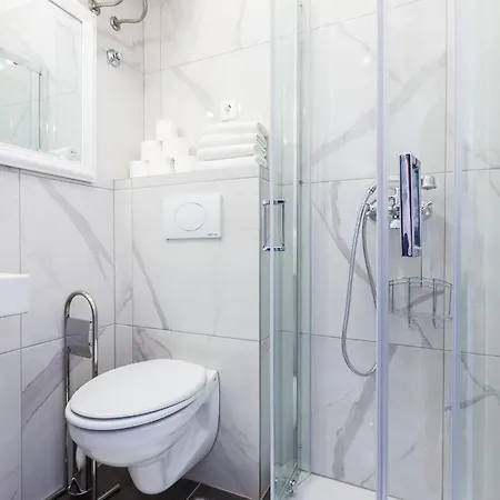 아파트 & Hosana 자다르