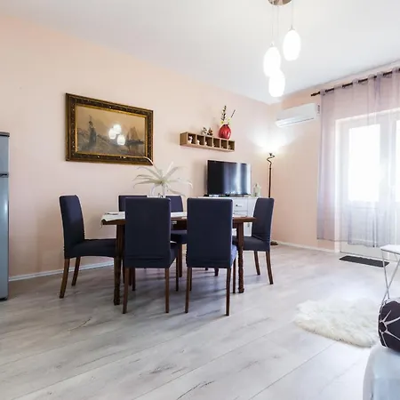 & Hosana Apartment *